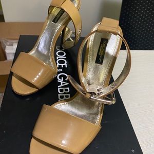 Dolce & Gabbana color tan .